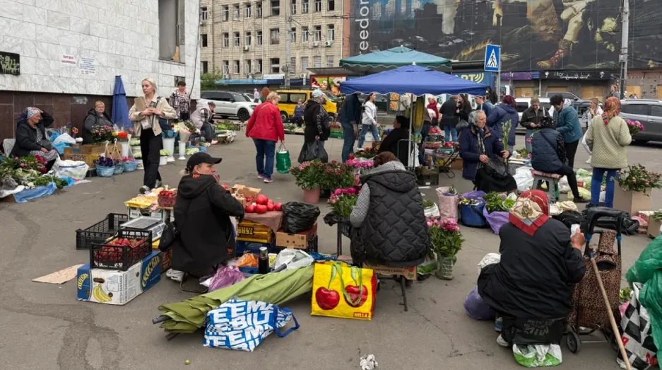Після російського удару продавці повертаються на Лук’янівський ринок у Києві