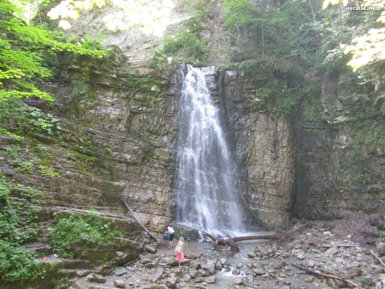Замерз один із найвищих в Україні водоспадів – фото