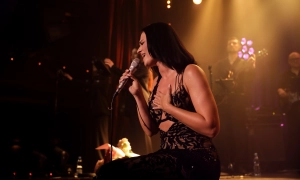 На модному показі в Нью-Йорку вперше представили динамічну сукню Adobe Primrose