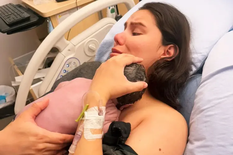 Жінка в Канаді народила уві сні, а немовля знайшли під ковдрою