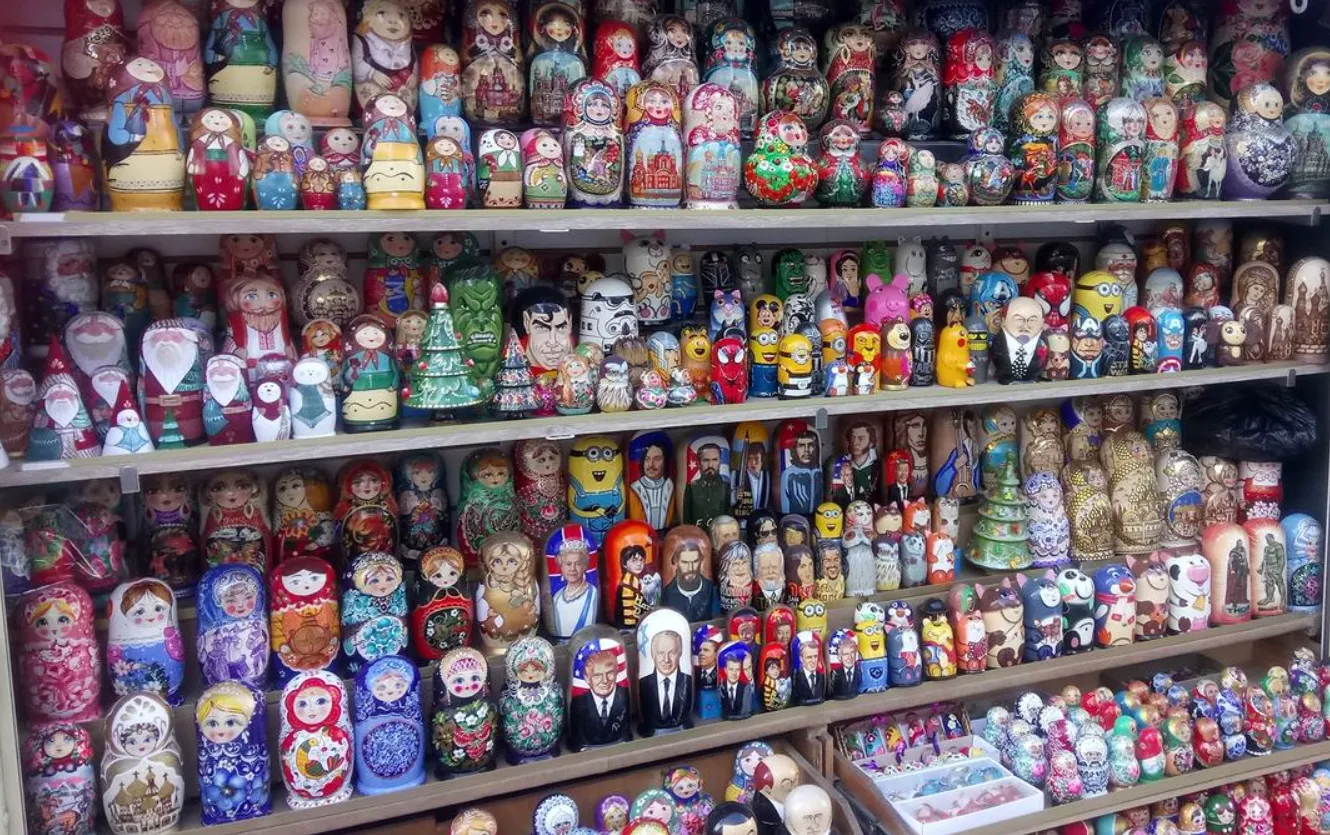 В Естонії чоловік хотів ввезти з рф 170 матрьошок, його судитимуть
