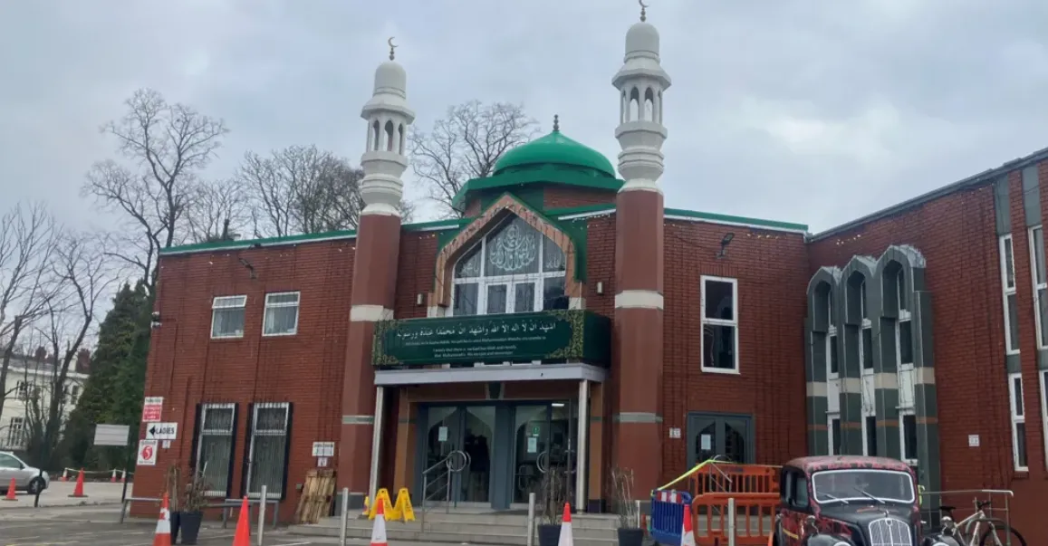 У Британії біля центральної мечеті затримали чоловіка із сокирою та ножем