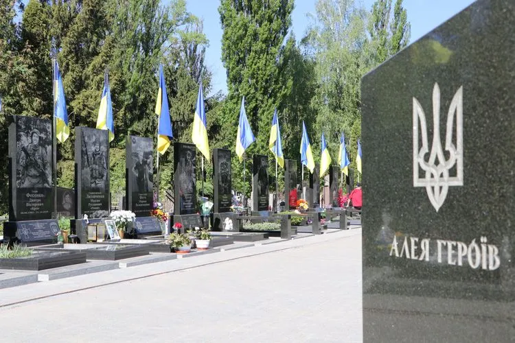 На Київщині поліція перевіряє дівчат, які танцювали під російську музику на Алеї Слави