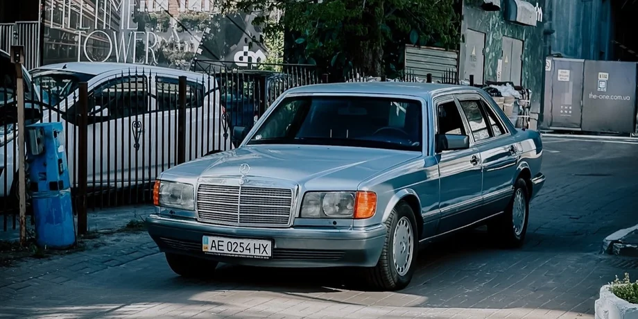 W Kijowie zauważono rzadki, opancerzony Mercedes klasy S z 1986 roku