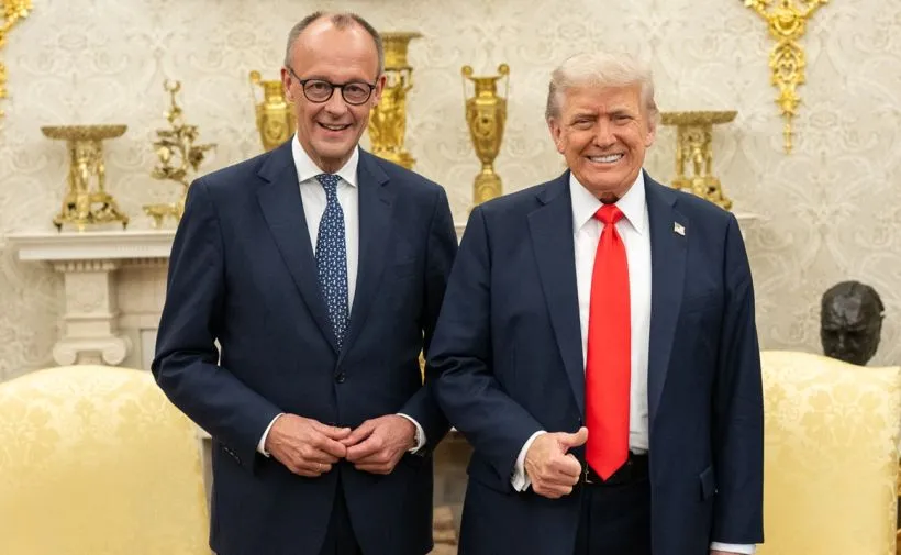 На саміті G7 Мерц подарував Трампу футболку збірної Німеччини з номером 47