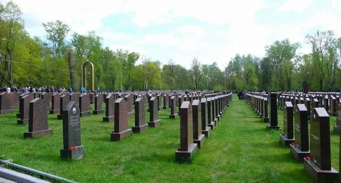 В РФ поховали 12-річну дівчинку, яку жорстоко вбив прихильник війни проти України