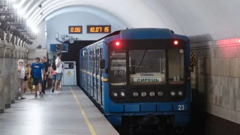 У Києві біля метро помер чоловік під час реанімації