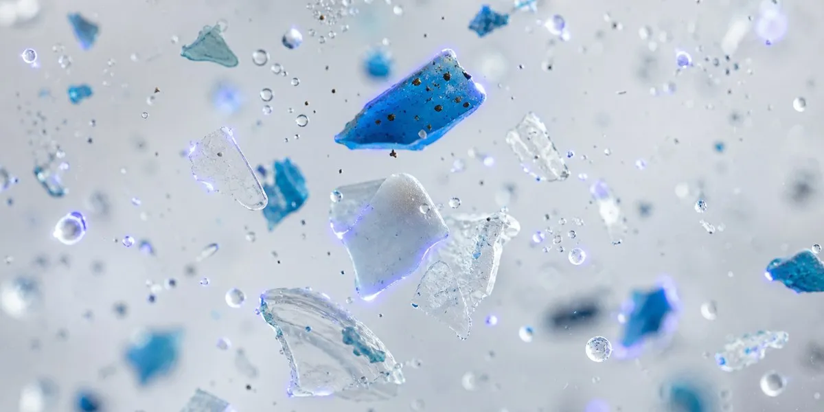 Naukowcy wykryli powstawanie reaktywnych związków na mikroplastiku w wodzie — Ars Technica