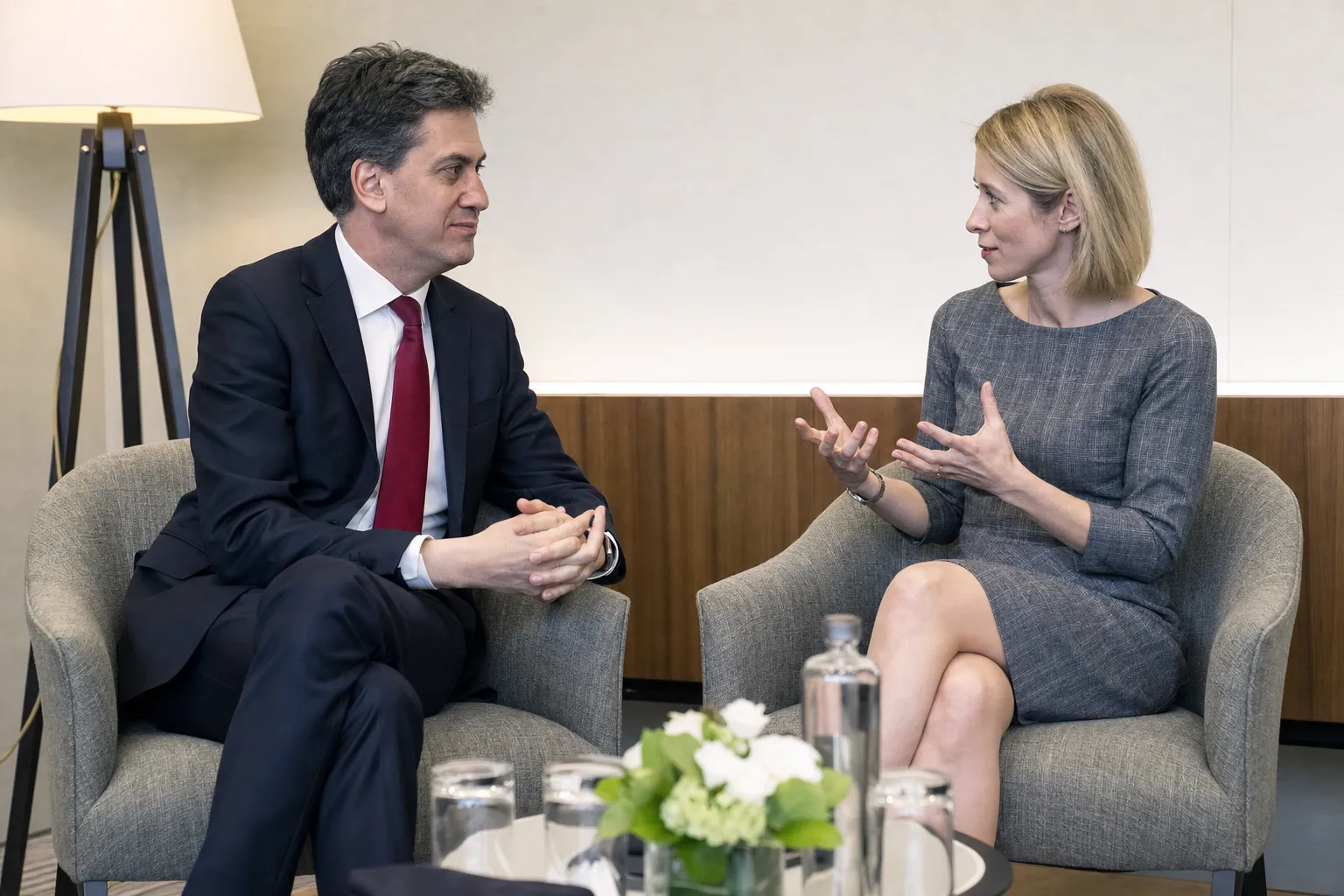英国外交大臣米利班德首次会见了卡雅·卡拉斯