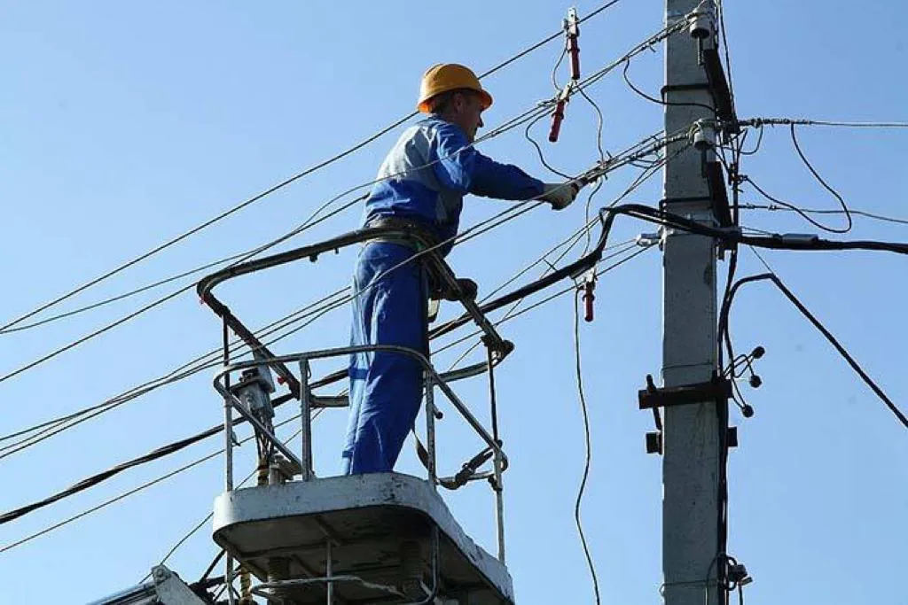 У п’яти областях України виникли перебої зі світлом через атаки РФ