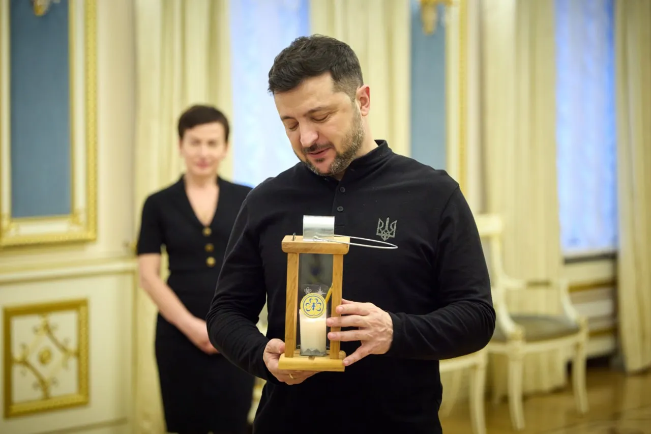 Скаути принесли Зеленському Вифлеємський вогонь – фото