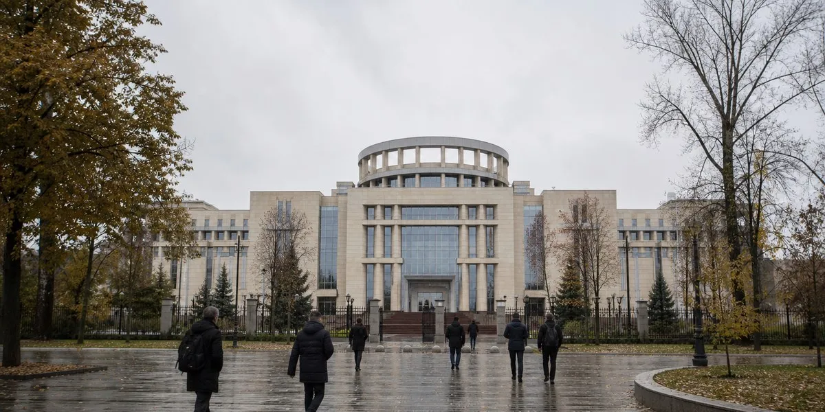 Суд в Москве оставил политолога Кынева под стражей несмотря на травму — The Moscow Times