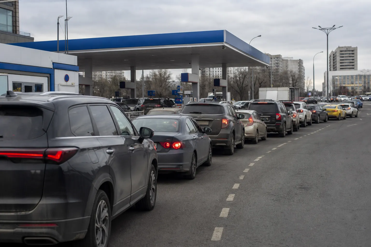 W Moskwie po atakach na rafinerie powstały wielogodzinne kolejki po benzynę