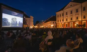 Пару редких принтов Бэнкси выставили на благотворительный аукцион