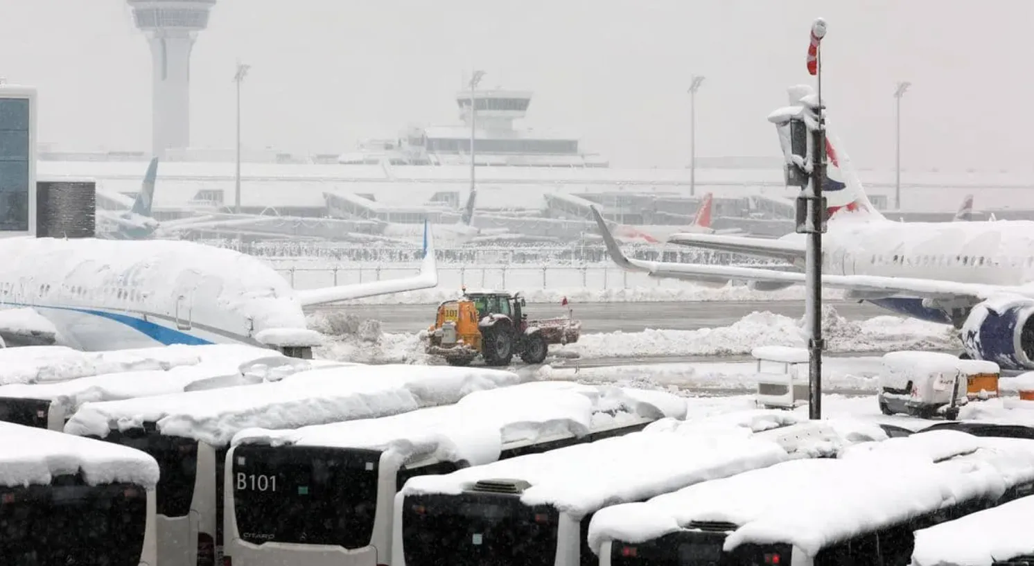 У Мюнхені через сильні снігопади аеропорти скасували сотні рейсів
