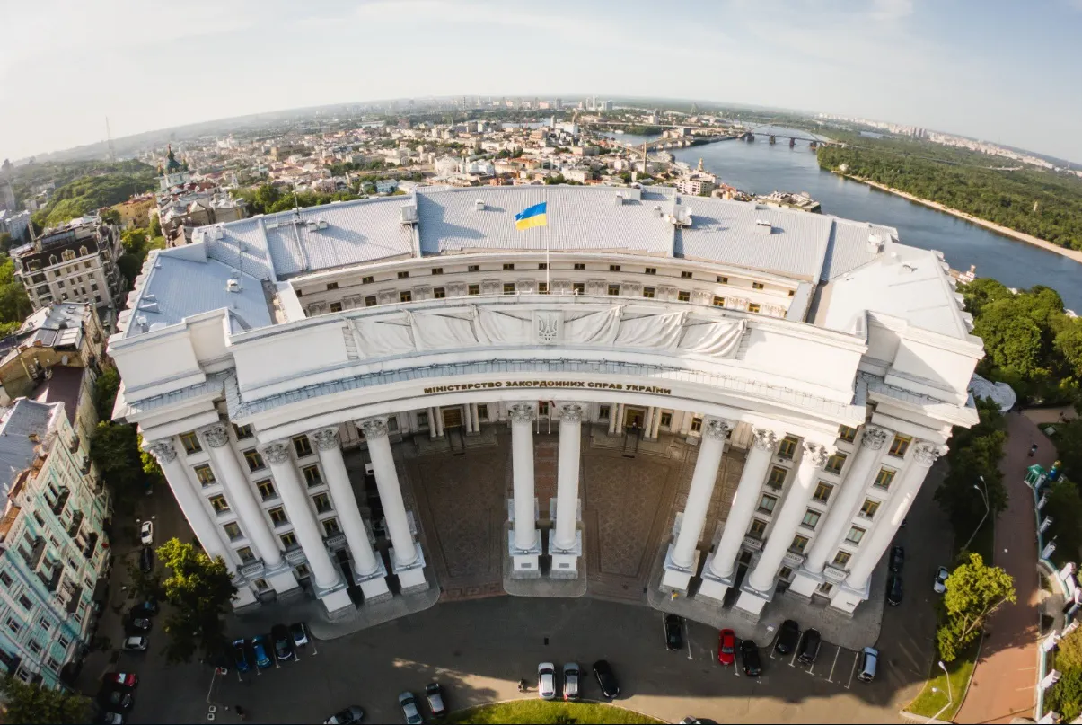 Будівля МЗС України вперше з часів Другої світової війни зазнала пошкоджень через атаку РФ