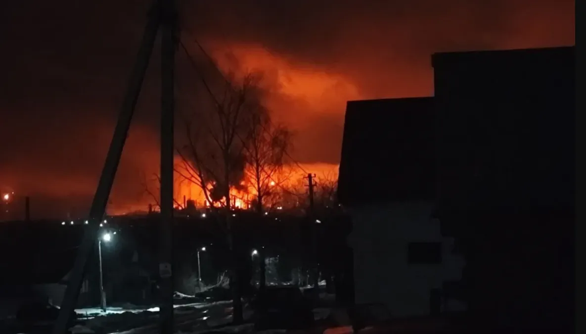 В рф заявили про атаку на один із ключових енерговузлів, супутники показали пожежу