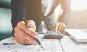 «Хет-трик» Луценка: затримано старшого слідчого ГПУ за спробу отримання хабара