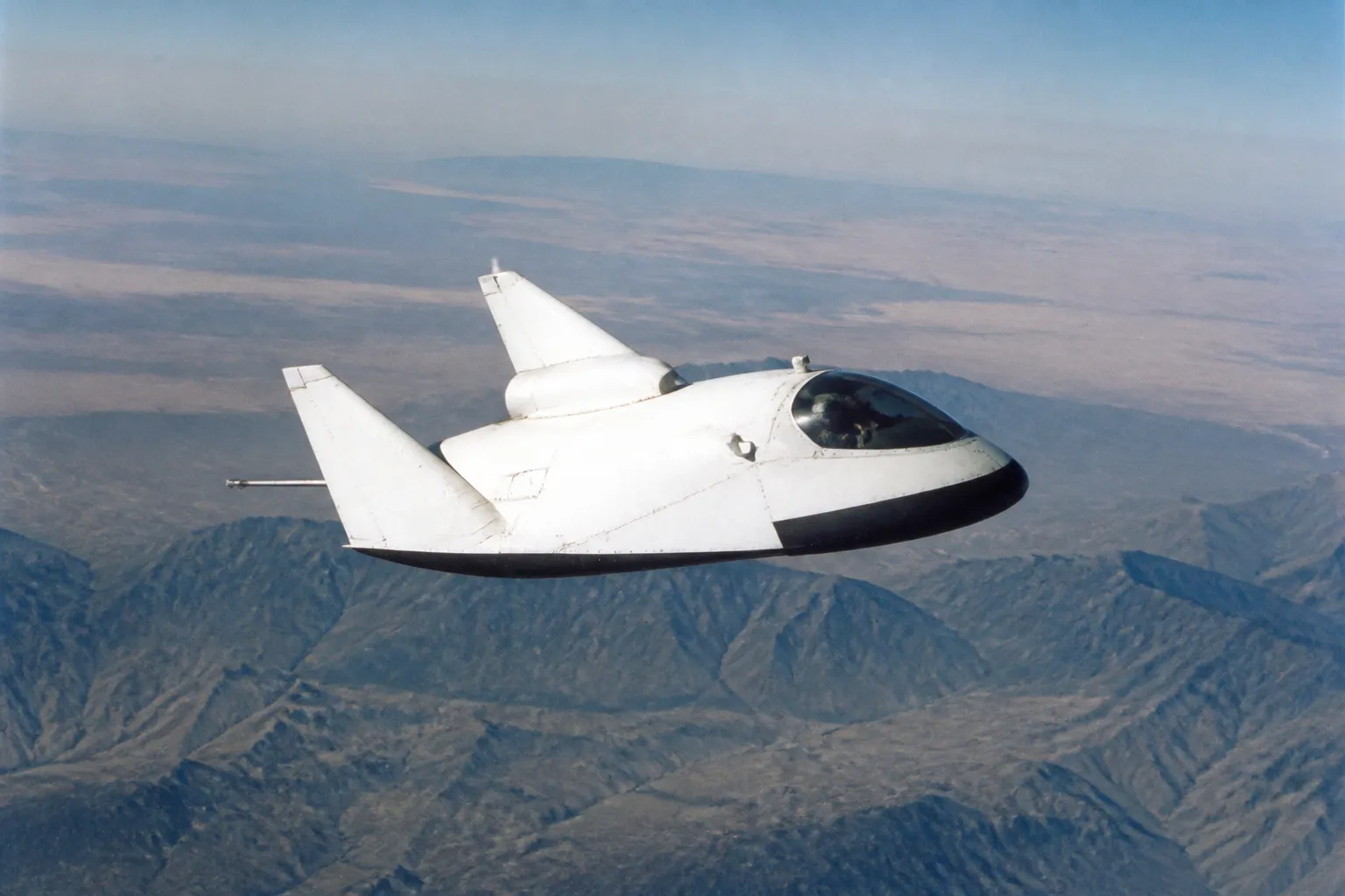 16 августа 1963 года прототип NASA M2-F1 совершил первый планерный полет