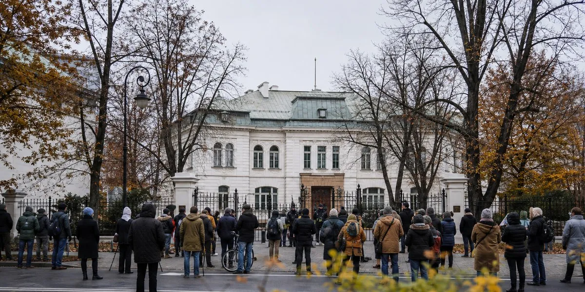 Prezydent Nawrocki przybył do Trybunału Konstytucyjnego podczas protestu — RMF24