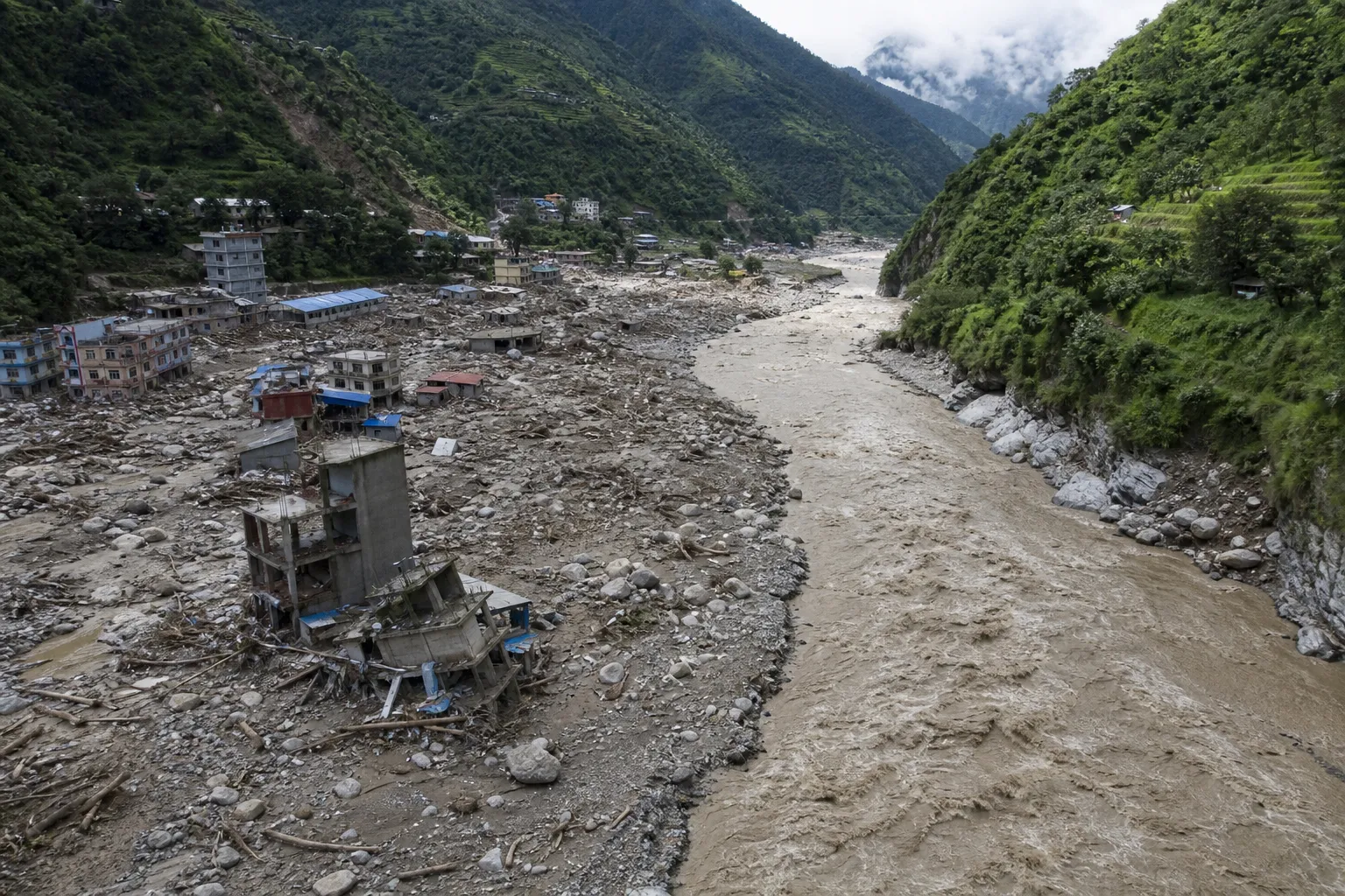 Po powodziach w Nepalu zginęły 1252 osoby, los kolejnych 4216 nie jest znany