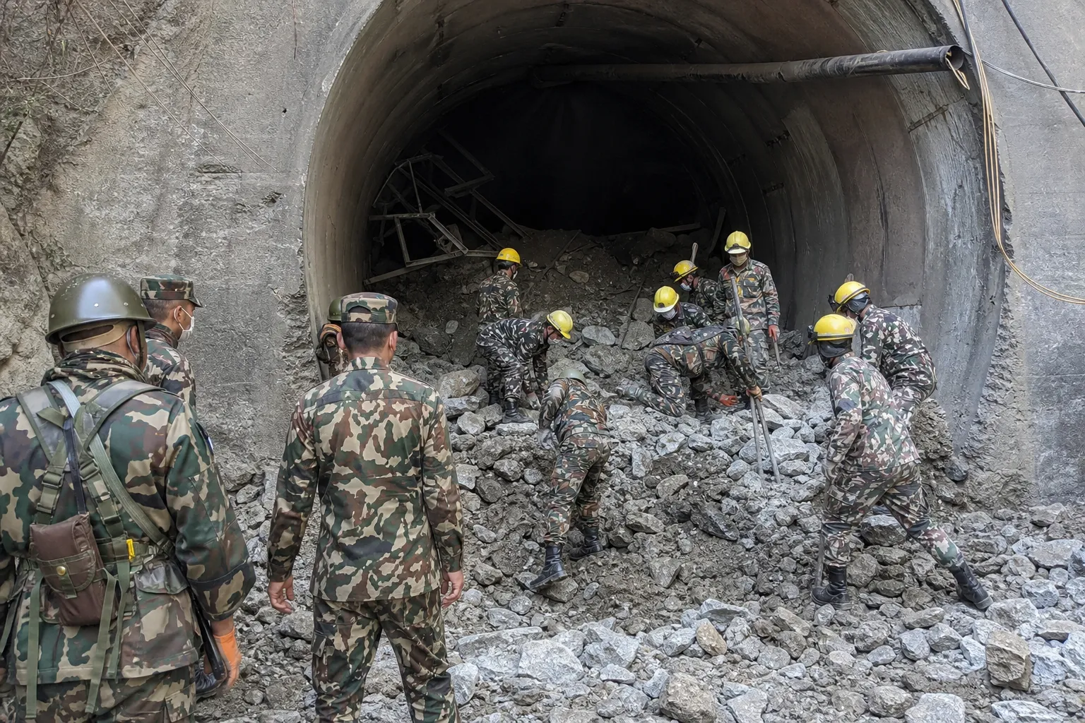 W Nepalu uratowano dwóch pracowników z tunelu po niszczycielskich powodziach