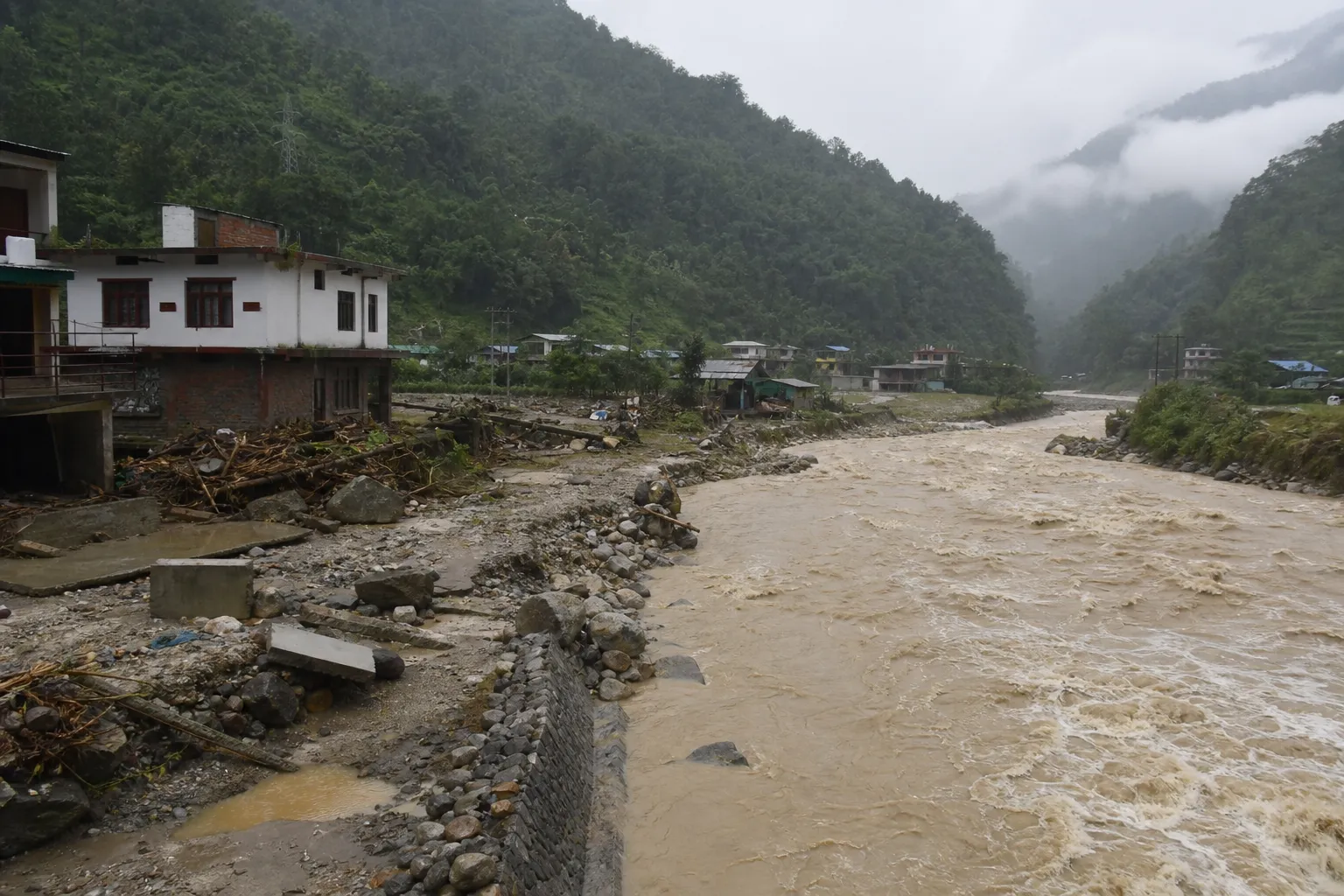 After floods in Nepal, guides prepare for trekking season in mourning — ABC News Australia