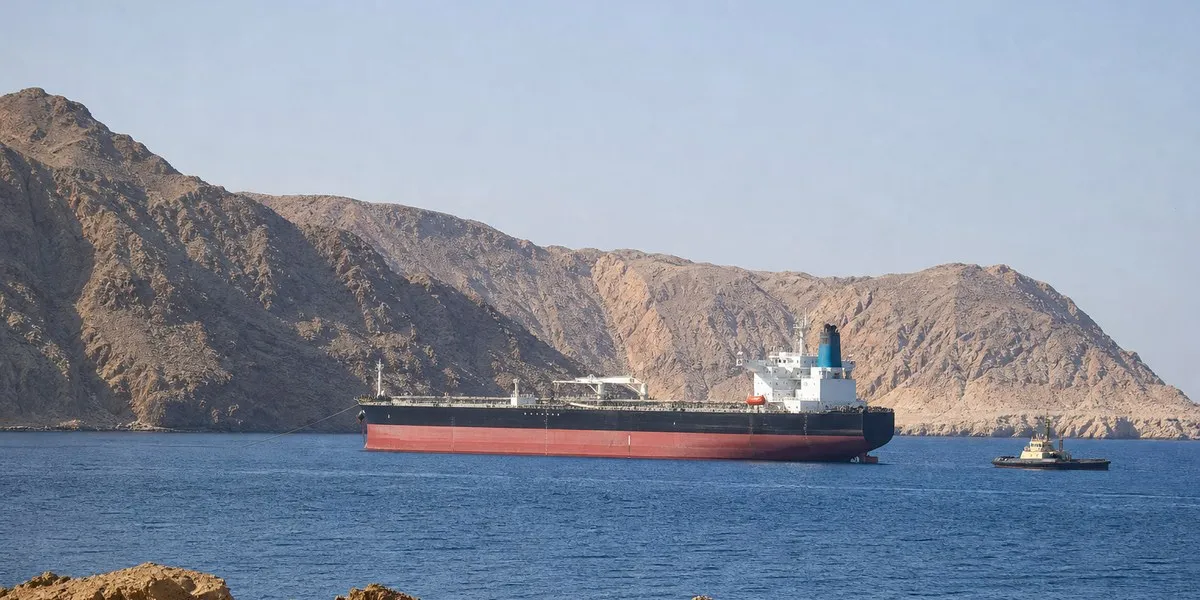 Неизвестный снаряд поразил танкер у берегов Омана — Asharq Al-Awsat