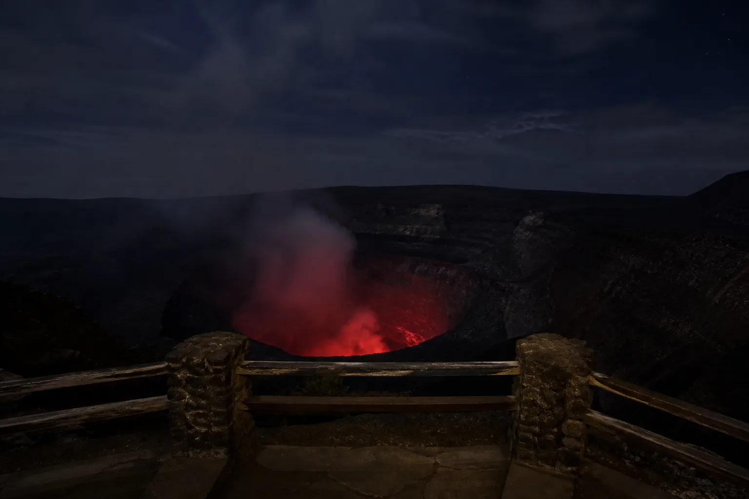 尼加拉瓜马萨亚火山火山口发生山体滑坡后，可见红色光芒