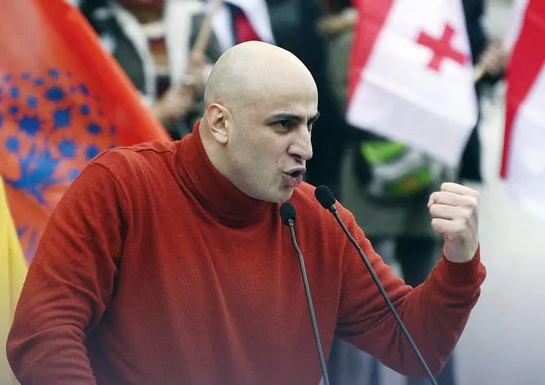 У Грузії опозиційного лідера Ніку Мелія засудили до ув’язнення за образу судді