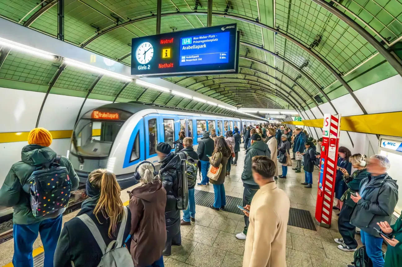 У Мюнхені праворадикали роздавали листівки з антимігрантськими гаслами в образі Санта