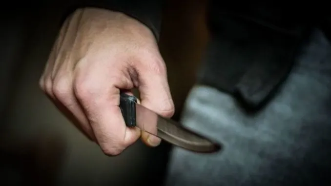 У Києві військовий СЗЧ поранив ножем чоловіка та жінку через сварку