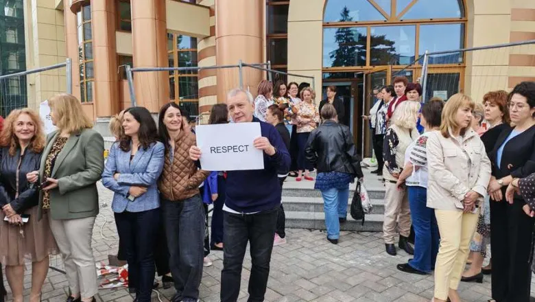 Налоговики Румынии бастуют из-за закона о зарплатах