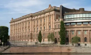 В РФ начались выборы в Госдуму на фоне сообщений о давлении на наблюдателей и фальсификациях