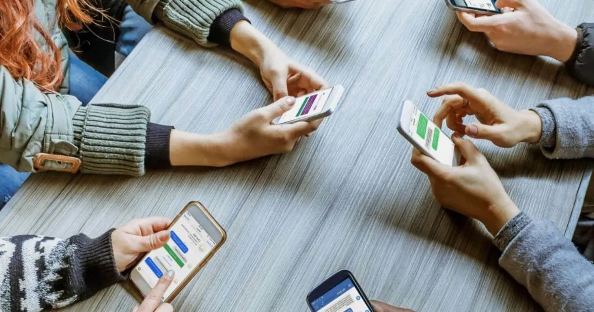 Обмеження смартфонів у школах: як це працює в різних країнах