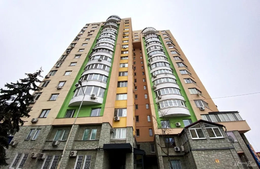 На Одещині чоловік викинув кошеня з шостого поверху