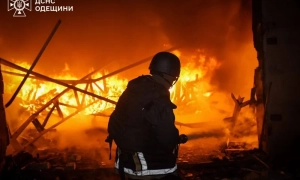 Фото: рф атакувала склади з текстилем на Одещині, є поранений