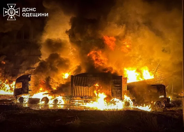 Фото, відео: рф атакувала Одещину «Шахедами», спалахнули масштабні пожежі і є поранені Фото, відео: рф атакувала Одещину «Шахедами», спалахнули масштабні пожежі і є поранені