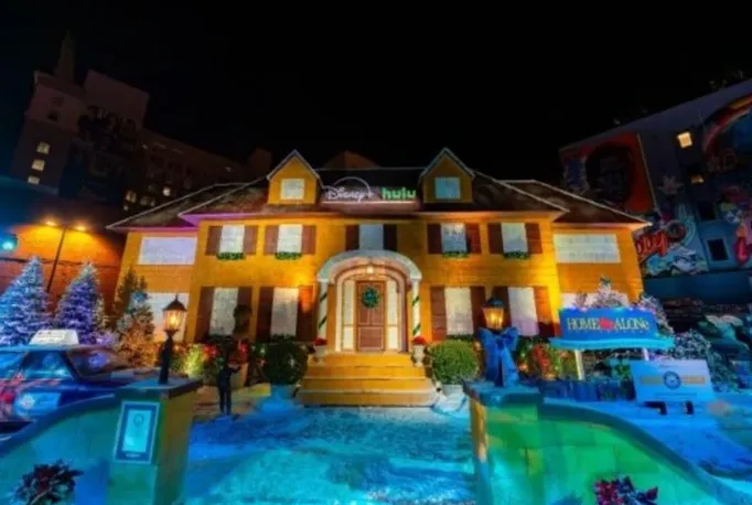 Світовий рекорд: Disney+ звів гігантський пряничний будинок з фільму «Один дома»