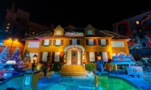 На пляжі з морозивом: зірку серіалу «Дивні дива» помітили на зніманнях нового проєкту (фото)