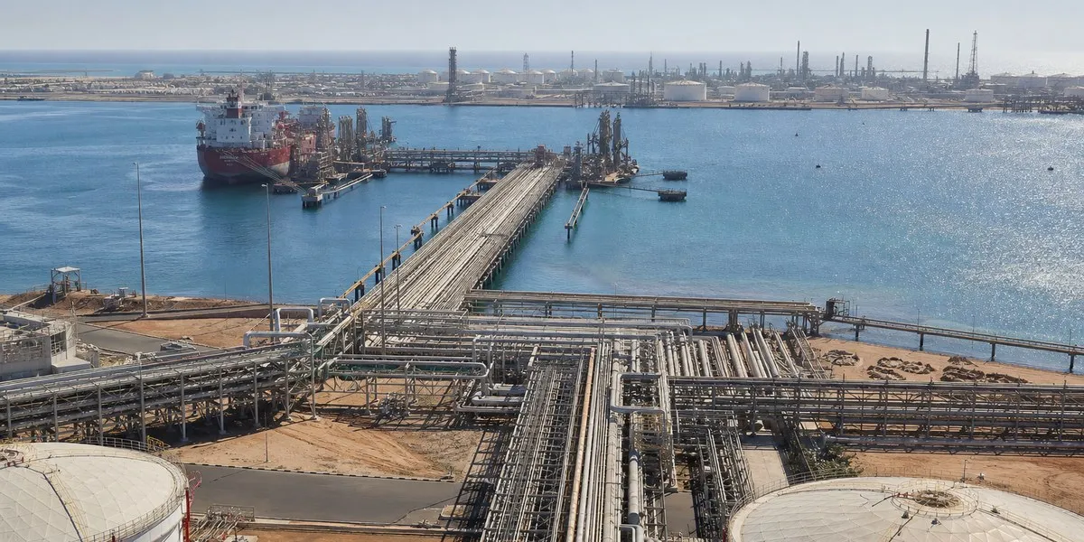 Oil prices fall as US inventories rise