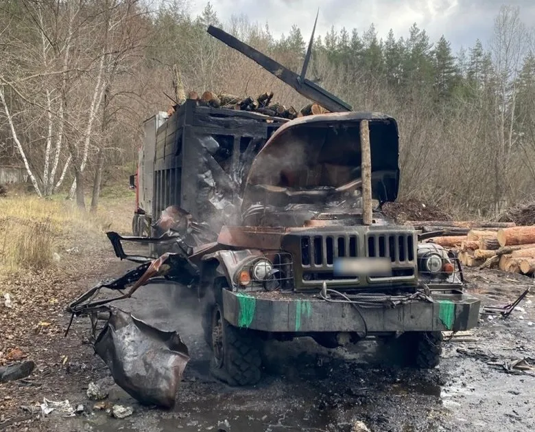 Російський безпілотник влучив у вантажівку з дровами в Ізюмі, загинули двоє чоловіків