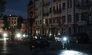 Відео: поліцейський підхопив жінку-самогубцю, яка стрибала з 15-го поверху