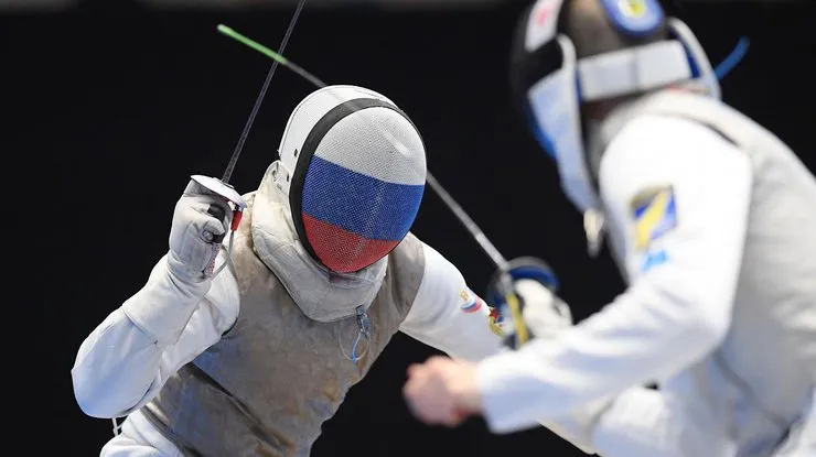 FIE разрешила России и Беларуси выступать с флагами и гимнами