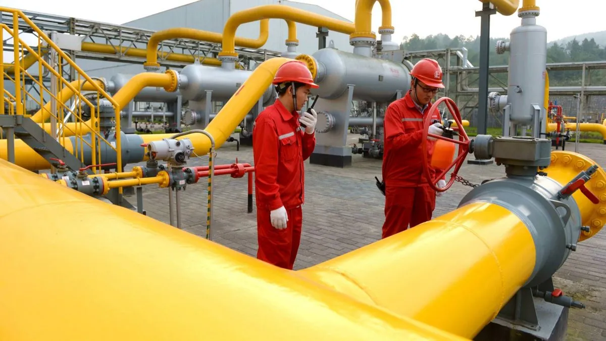 Китай різко скоротив переробку нафти до мінімуму за чотири роки