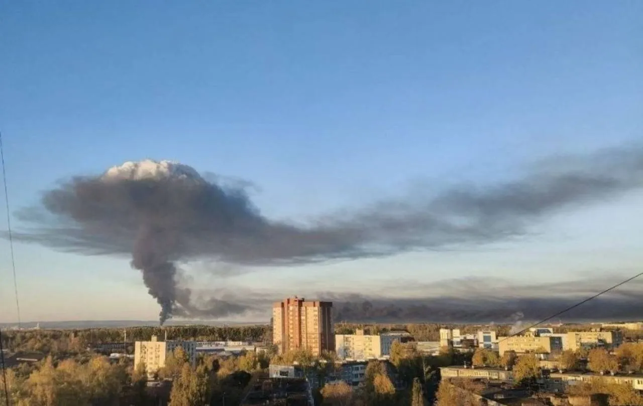В России после атаки дронов остановился Пермский НПЗ