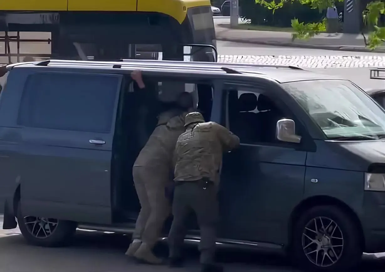 В Черкасской области мужчину, получившего отсрочку, увезли на расстояние 140 км от дома