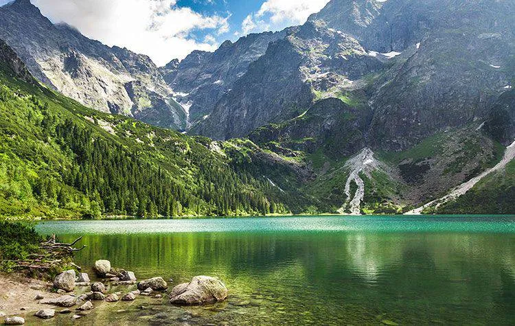 Poland to ban Ukrainian blogger from entering the country for five years over a trip to Morskie Oko