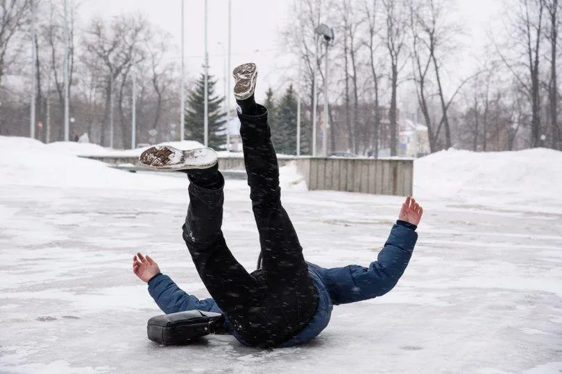 Де киянам отримати допомогу після падіння на льоду