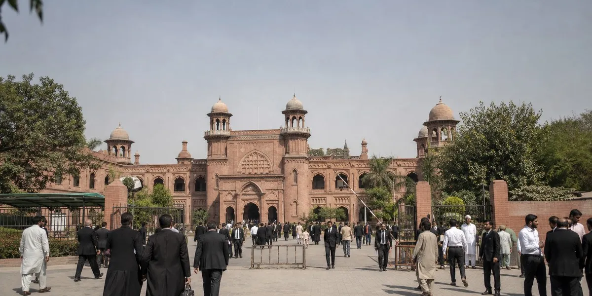 Sąd w Pakistanie zażądał argumentów od prawnika premiera Sharifa — Dawn